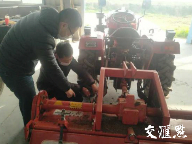 技术团队指导镇江地区农机合作社维修现场